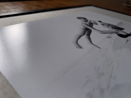 Image 1 of Zandvoort 1953 – Mère et enfant en barque – Estampe d'art