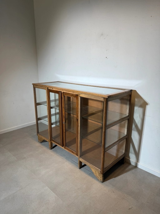 Vitrina de madera de los años 30 con paneles de cristal. – vitrinekasten, Glass