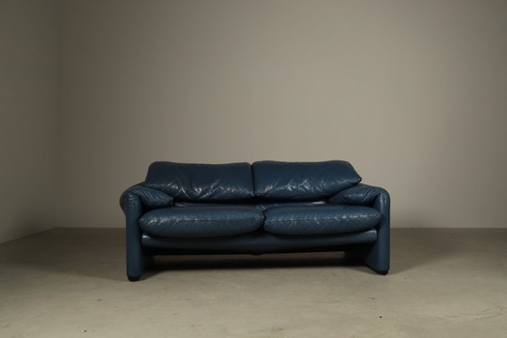 Image 1 of Deux canapés deux places Cassina Maralunga en cuir bleu, par Vico Magistretti, Italie 1973 Standard