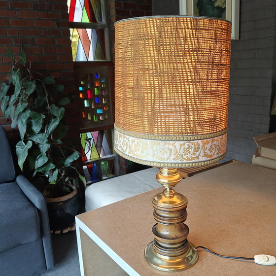 Image 1 of Auffällige Tischleuchte aus Messing und Holz mit Bastschirm – Hollywood Regency Stil, ca. 1970