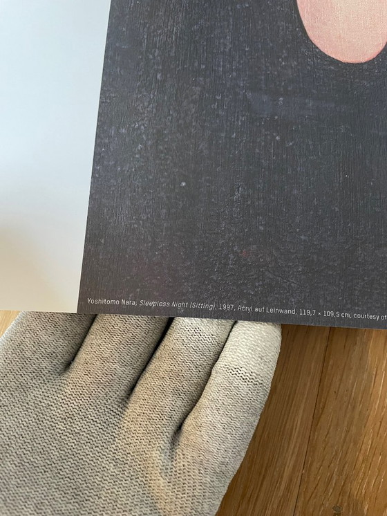 Image 1 of Yoshimoto Nara, Sleepless Night (Zittend), 1997, met dank aan Rubell Museum, copyright Yoshitomo Nara, Gedrukt in Duitsland