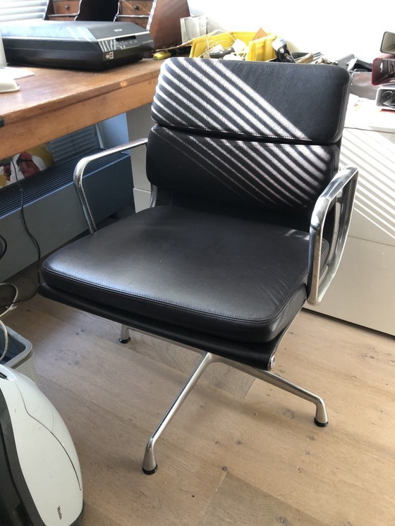 Image 1 of Vitra Eames Softpad Bureaustoel/Vergader Stoel Bruin leer met RVS