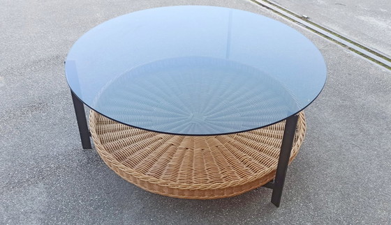 Image 1 of Vintage ronde glazen, metalen en rotan salontafel