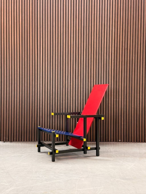 Chaise Cassina rouge et bleue