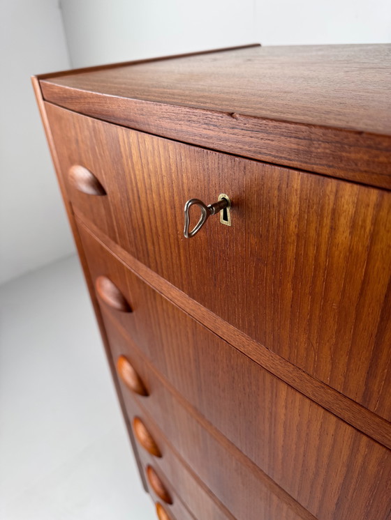 Image 1 of Deense teakhouten commode met sleutel – elegante opbergkast in mid-century stijl