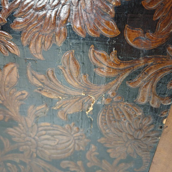 Image 1 of Paravent pliant en cuir doré orné de riches sculptures sur bois, vers 1860