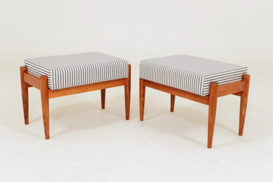 Image 1 of Poltrona in stile Mid-Century Modern con poggiapiedi in legno e tessuto di cotone a righe.