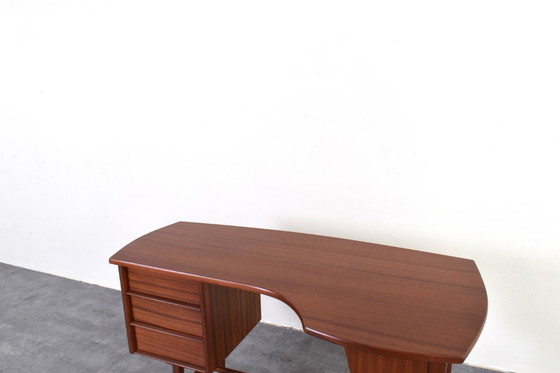 Image 1 of Mid Century Nierenförmiger dänischer Teak-Schreibtisch, 1960er Jahre.