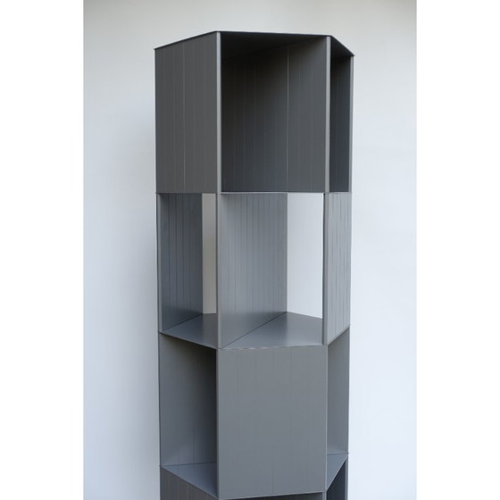 Image 1 of Hexagon di Nendo - libreria indipendente di design / divisorio, 178 cm grigio quarzo