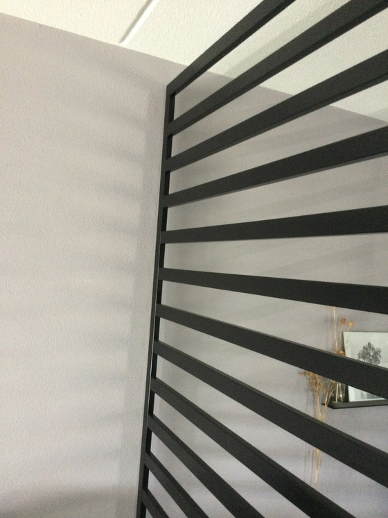 Image 1 of Haanstra Lifestyle Separador de ambientes de madera negra con base de acero