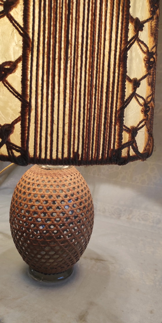 Image 1 of Lámpara de mesa de mimbre y cuerda - años 60/70