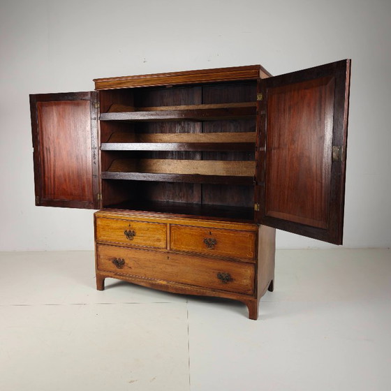 Image 1 of Armoire à linge anglaise en acajou du début du XIXe siècle, vers 1820-1840.