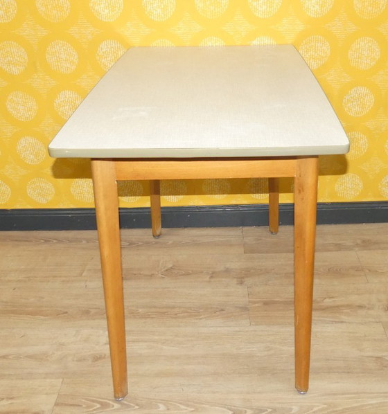 Image 1 of Petite table de cuisine robuste des années 50 en bois Resopal 58,5x90,5 H74 table de cuisine vintage rétro table de travail