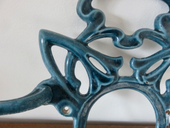 Image 1 of Handdoekrek in art nouveau-stijl van Hector Guimard, geëmailleerd gietijzer, Frankrijk, 1920.