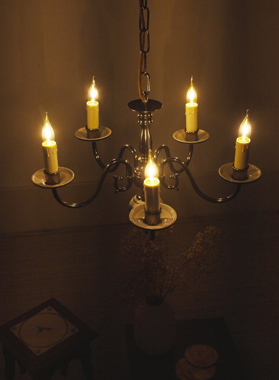 Image 1 of Lustre vintage en porcelaine de Delft bleu et blanc, suspension à 5 bras en céramique hollandaise de style cottagecore.
