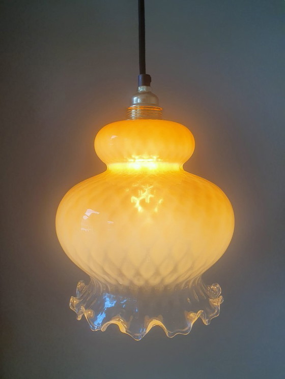 Image 1 of vintage glazen florale hanglamp in roze pastel kleur met textuur. Deels transparent.