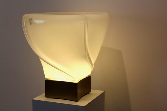 Lampada da tavolo Leucos fatta a mano, edizione limitata in vetro opalescente bianco, Lampade da tavolo (foto 3 di 11)