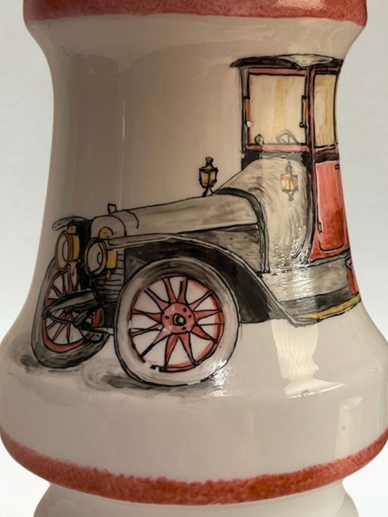 Image 1 of Lampe en porcelaine de Limoges peinte à la main – Décor automobile ancien – Abat-jour à franges