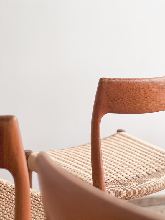 Image 1 of Mid Century Deense Teakhouten Eetkamerstoelen # 77 door Niels O. Møller, J. L. Moller, Set van 4