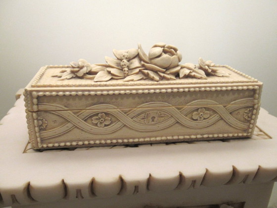 Image 1 of Imperio ivory-colored box with flowers