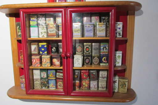 Verzameling van reclameblikken van metaal voor thee, planken