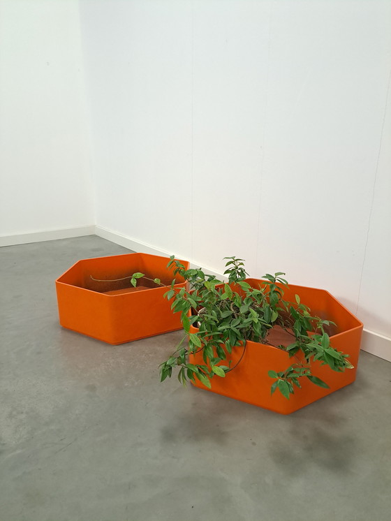 Image 1 of Maceta de plástico naranja para flores