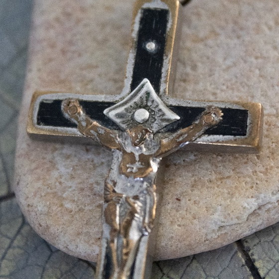 Image 1 of Pendentif croix pectorale française ancienne du XIXe siècle : ébène dans un cadre argenté