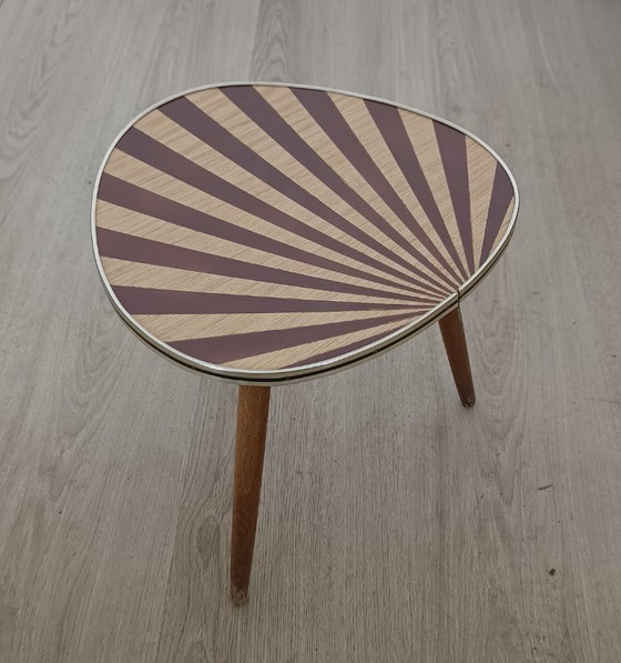 Table d'appoint des années 50 avec motif soleil couchant – Tables d'appoint, Metal, Wood (photo 3 of 7)