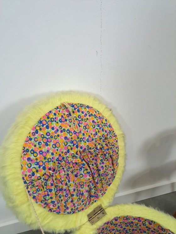 Image 1 of Pouf giallo soffice, sgabello contenitore, cesto della biancheria su ruote