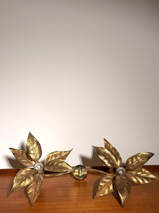 Lámpara de pared vintage estilo Hollywood Regency con hojas, en metal dorado, al estilo Willy Daro. – wandlampen