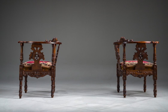 Image 1 of Italienische Eckstühle im Stil der Renaissance des 19. Jahrhunderts aus geschnitztem Nussbaumholz, 2er-Set