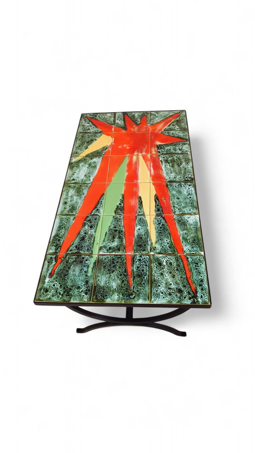 Table basse avec carreaux de céramique avec explosion de couleurs sur