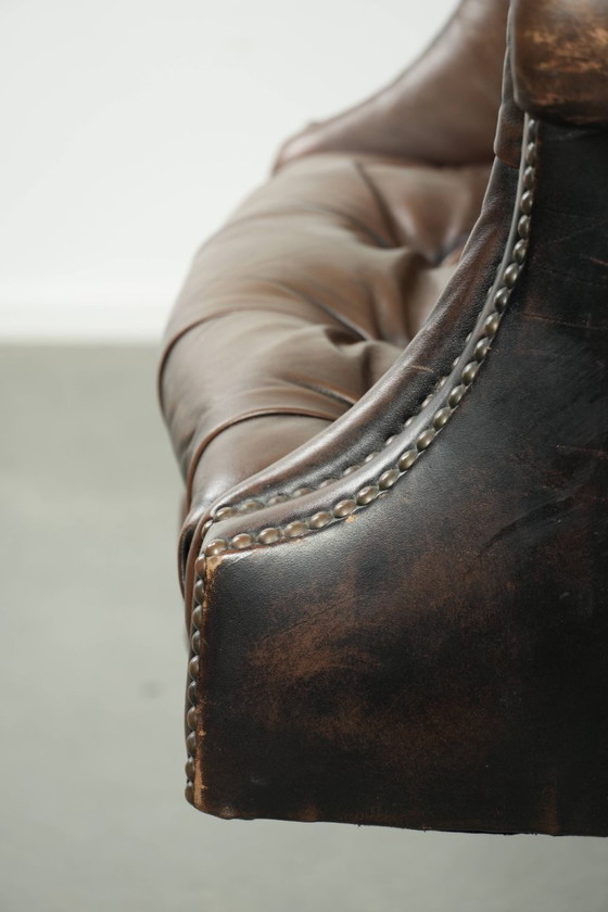 Image 1 of Grote bruine rundleren vintage chesterfield bureaustoel in hoogte verstelbaar en draaibaar op wieltjes met siernagels 