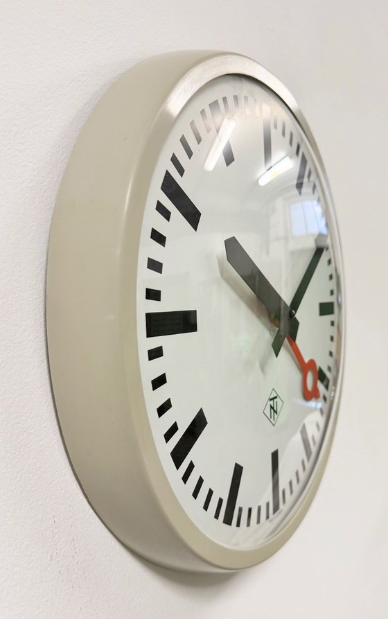 Image 1 of Grijze industriële wandklok uit Tennessee, jaren 60.