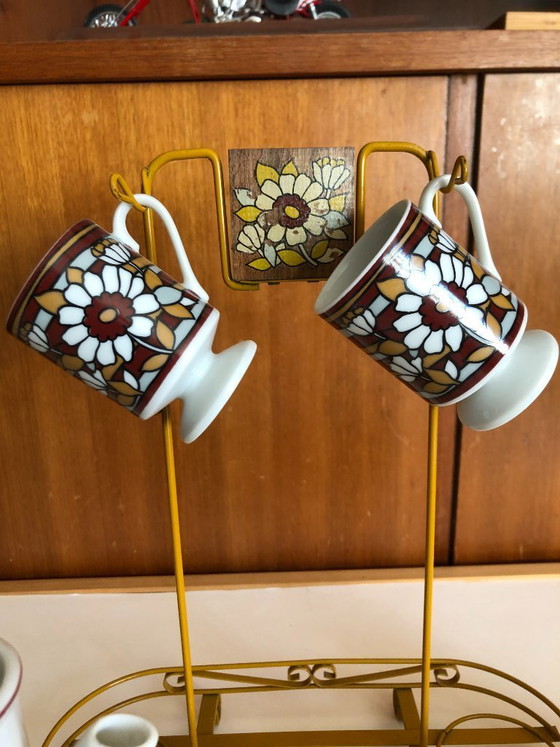 Image 1 of Vintage retro theeservies flower power jaren 60 waarschijnlijk van het merk Enesco aan bijbehorend metalen rek hoogte 32 b 28 d 