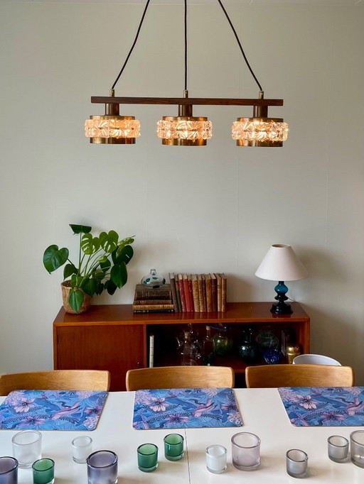 Lampadario Eriksmålarglas in teak e ottone, metà secolo, anni '60, con paralumi in cristallo