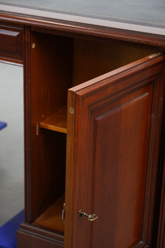 Image 1 of Klassischer Chesterfield-Schreibtisch/Partnerschreibtisch im englischen Stil mit schwarzer Lederplatte