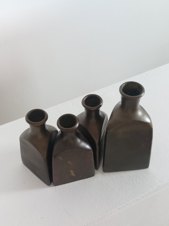 Image 1 of Kwintet van vier driehoekige messing vazen ​​met patina-afwerking.
