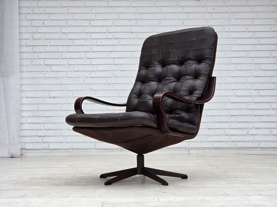 Image 1 of Sillón giratorio escandinavo de los años 70, tapizado en cuero original con patchwork.
