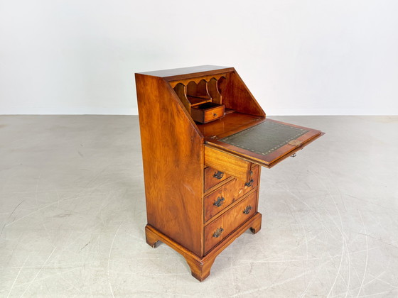 Image 1 of Cómoda estilo georgiano de mediados de siglo con incrustaciones de cuero, antigua, década de 1960