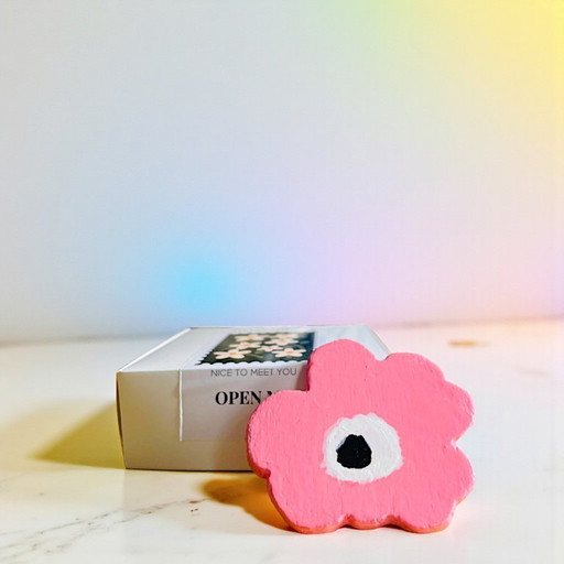 Spilla in legno con papavero rosa ispirata a Marimekko e realizzata a mano