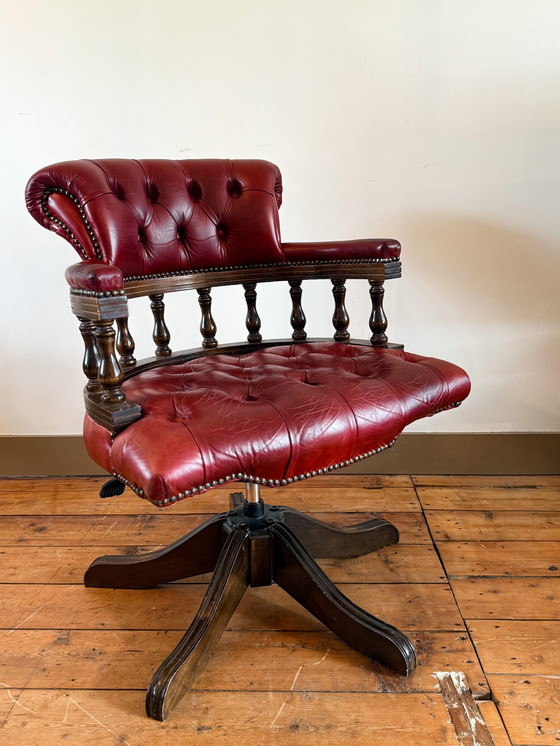 Image 1 of Silla de escritorio Chesterfield de cuero rojo con carácter atemporal