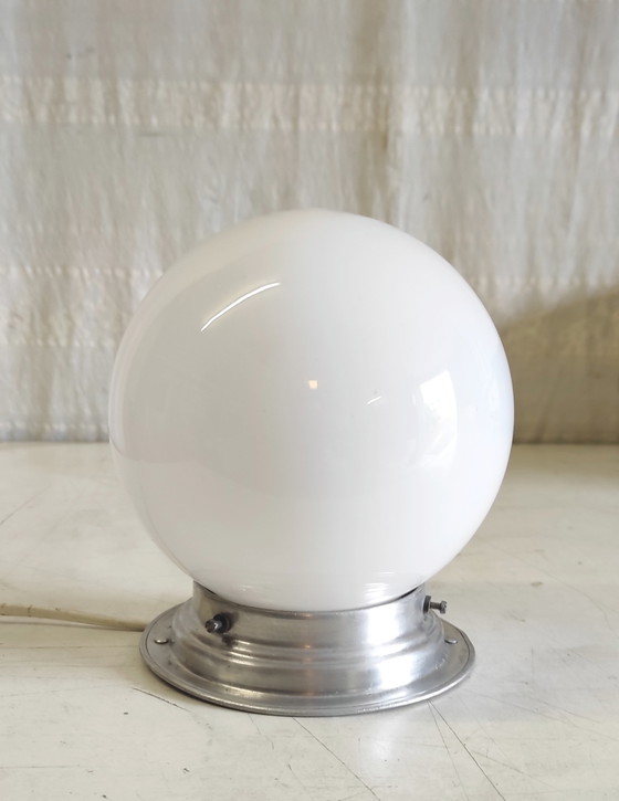 Image 1 of Lámpara de techo o de pared Art Déco con globo opalino - mediados del siglo XX