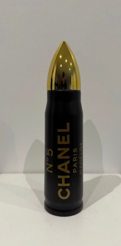 Bullet Chanel, hand signed no. 1/10, size XL. Certificate of authenticity from the artist. Excellent condition.