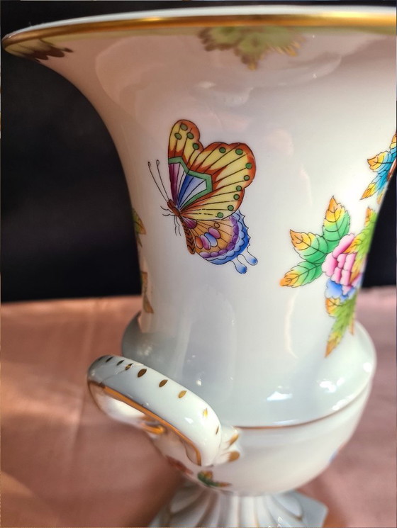 Image 1 of Herend Queen Victoria vaas met handvatten op voet- 24-karaats gouden accenten.