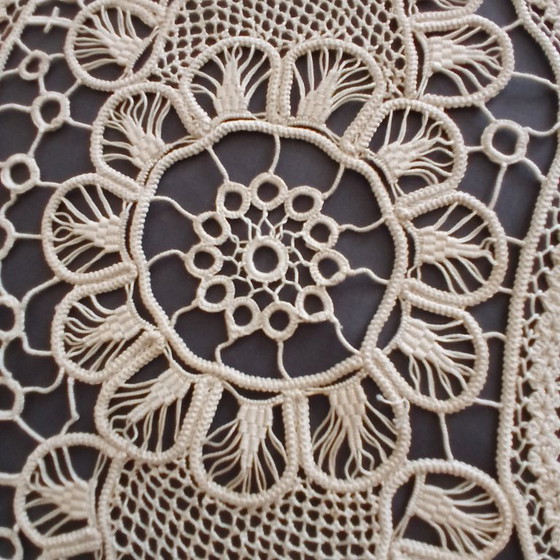 Image 1 of Chemin de table vintage en dentelle roumaine faite main / Chemin de table en macramé