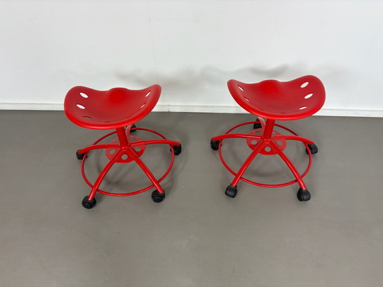 Set van 2 rood plastic tractor stoelen IKEA design, Krukjes, Metaal, Kunststof, Zwart (foto 2 van 6)