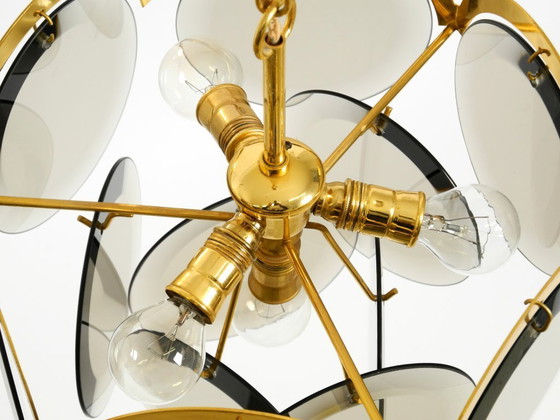 Image 1 of Bellissimo lampadario da soffitto originale degli anni '60 in ottone di grandi dimensioni con ampie piastre di vetro rotonde.
