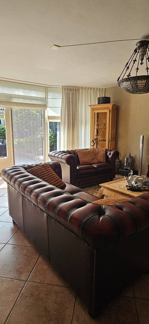 Canapés Chesterfield 2 et 2,5 places + tabouret d'appoint