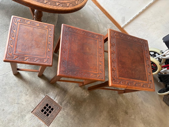 Image 1 of Zuid Amerikaanse leren salontafel en drie bijzettafels 